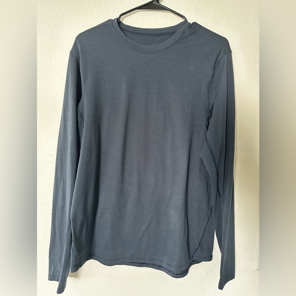 LULULEMON • MEN’S • NAVY LONG SLEEVE • MEDIUM